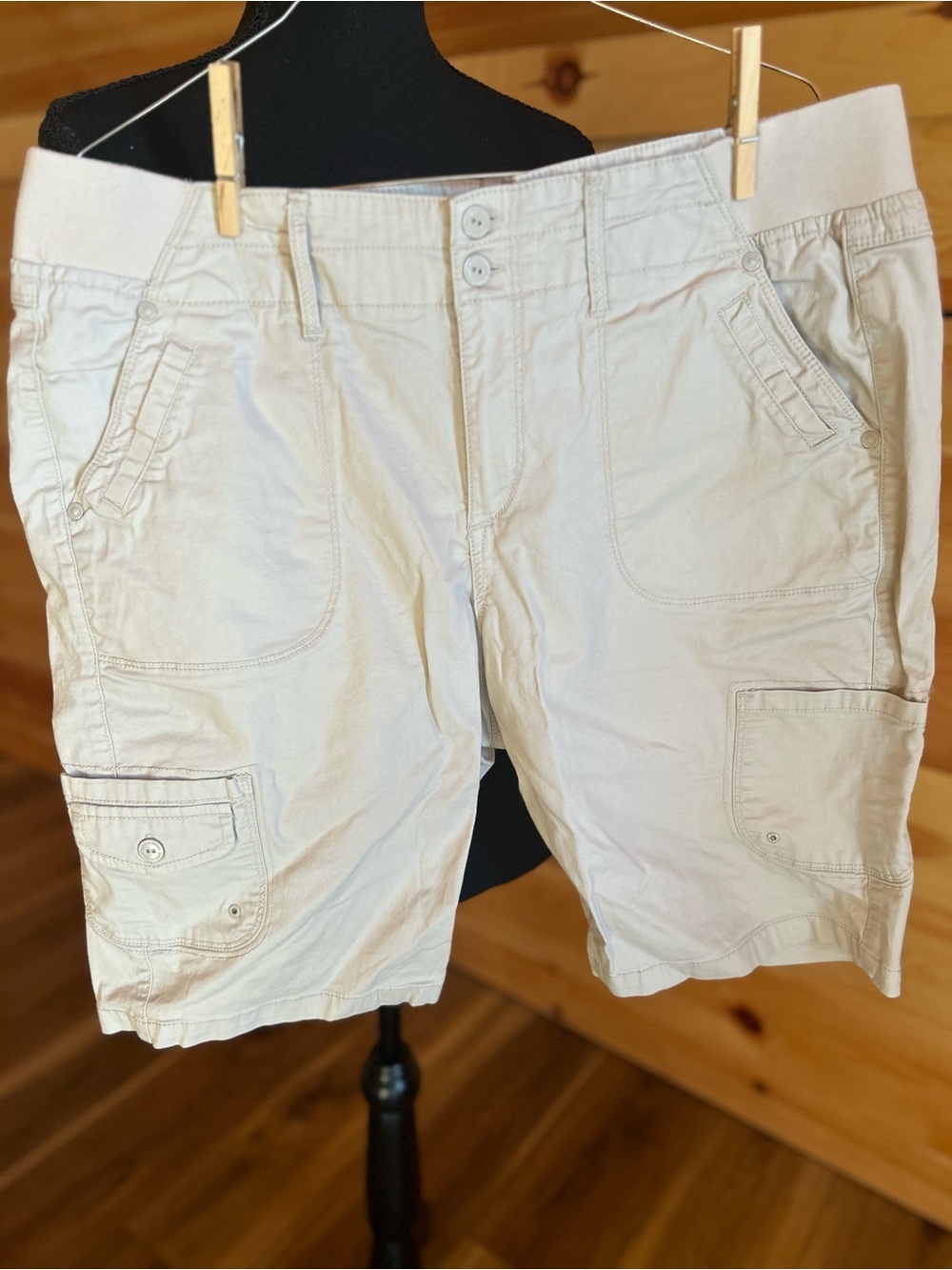 Gloria Vanderbilt Cargo Shorts in Light Beige - Comfortable
